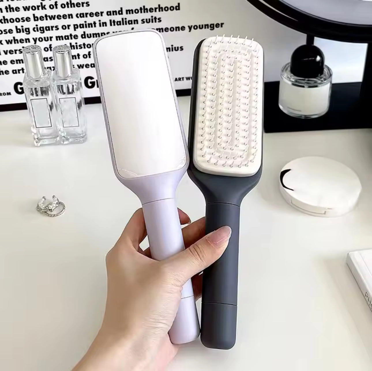 Brosse à cheveux autonettoyante